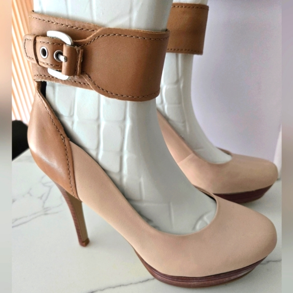 GUESS Women's Cream Pumps